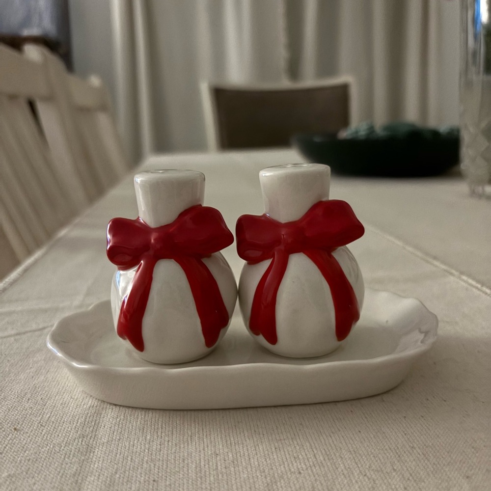 Anthropologie Red Bow Salt & Pepper Shakers BNWT